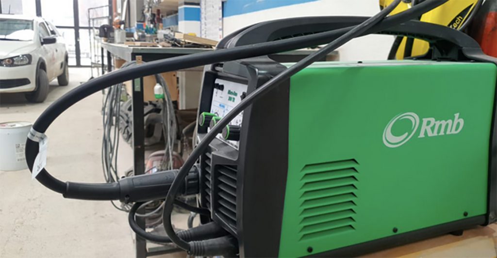 Freddy_chapa_y_pintura_en_la_guia_esquel