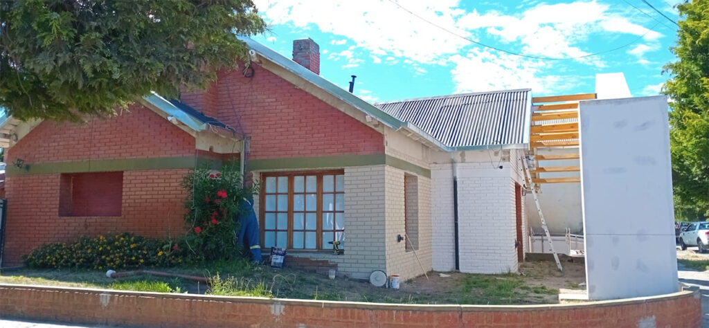 Rojas_construcciones_en_la_guia_Esquel