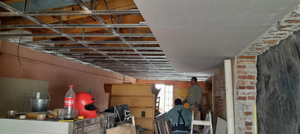 Rojas_construcciones_en_la_guia_Esquel