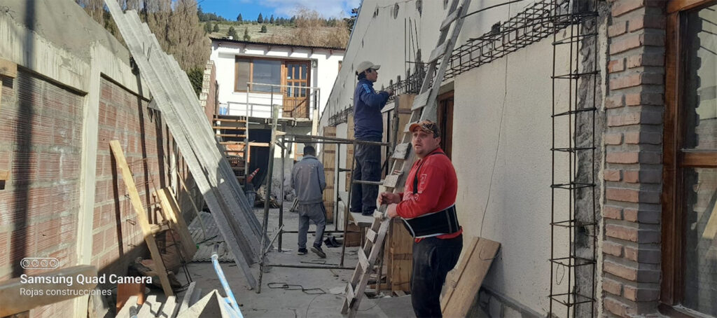 Rojas_construcciones_en_la_guia_Esquel